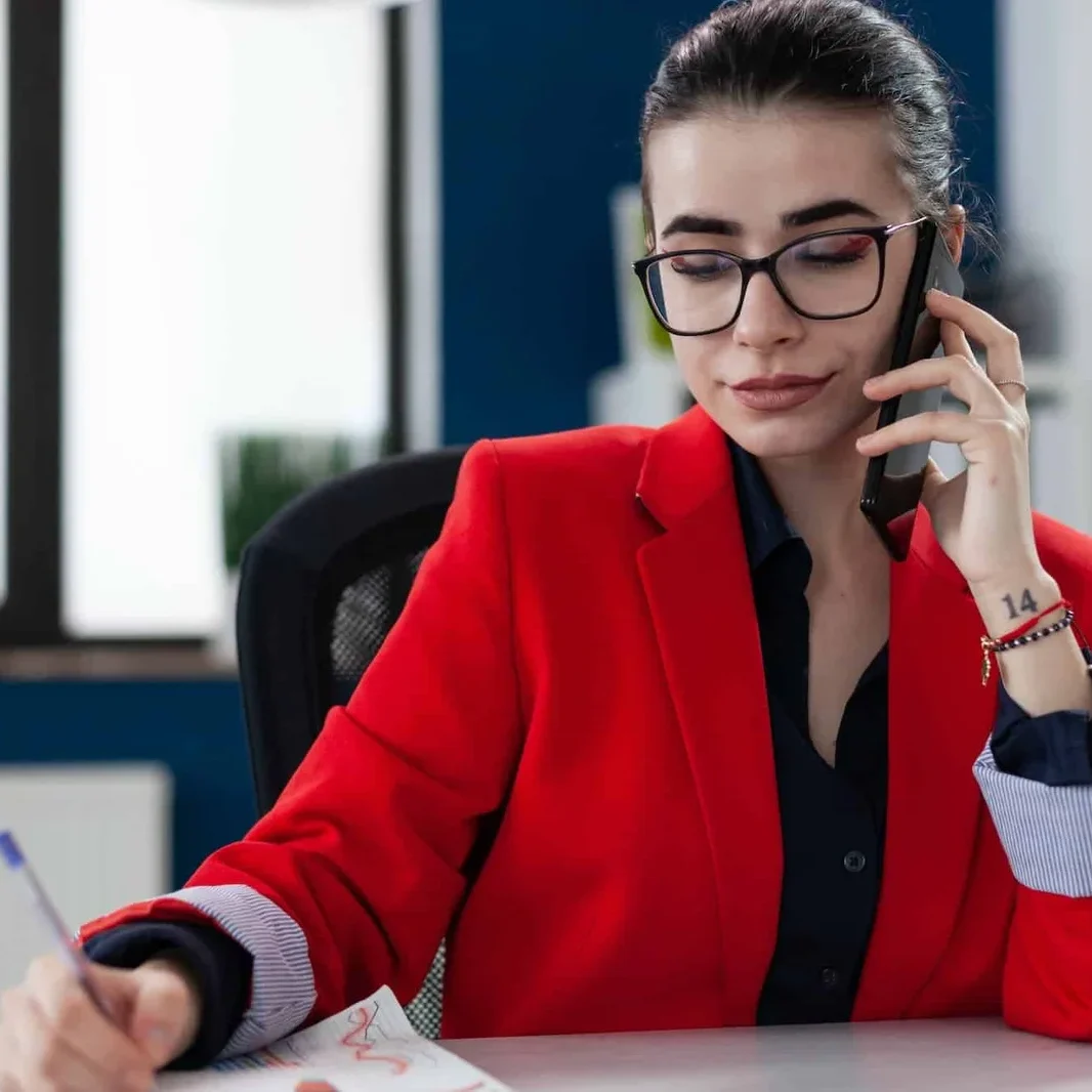confident-employee-with-glasses-taking-notes-in-phonecall-sitting-at-desk المشاريع الصغيرة والمتوسطة، الشركات الصغيرة والمتوسطة، استشارات التخطيط الاستراتيجي، استشارات المبيعات، استشارات التسويق، التسويق